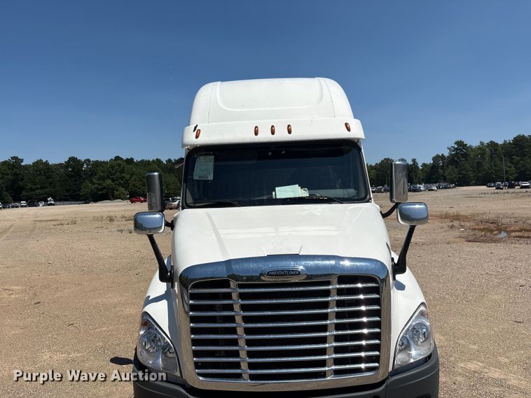 image for item YA4102 2019 Freightliner Cascadia 125 semi truck
