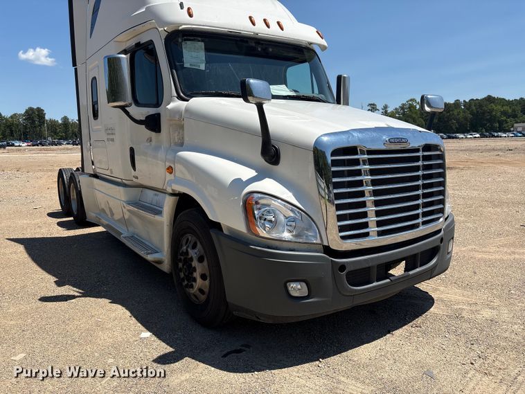 image for item YA4102 2019 Freightliner Cascadia 125 semi truck