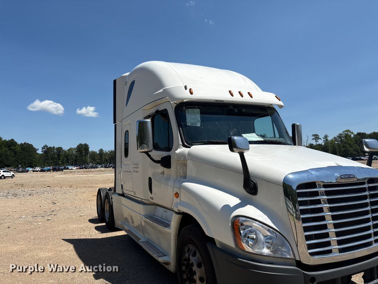 image for item YA4102 2019 Freightliner Cascadia 125 semi truck