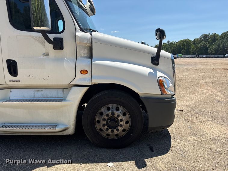 image for item YA4102 2019 Freightliner Cascadia 125 semi truck