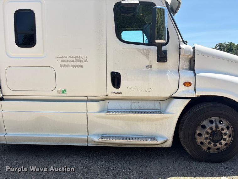 image for item YA4102 2019 Freightliner Cascadia 125 semi truck