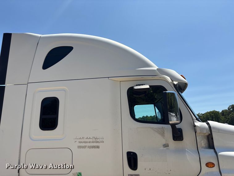 image for item YA4102 2019 Freightliner Cascadia 125 semi truck