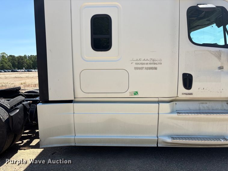 image for item YA4102 2019 Freightliner Cascadia 125 semi truck