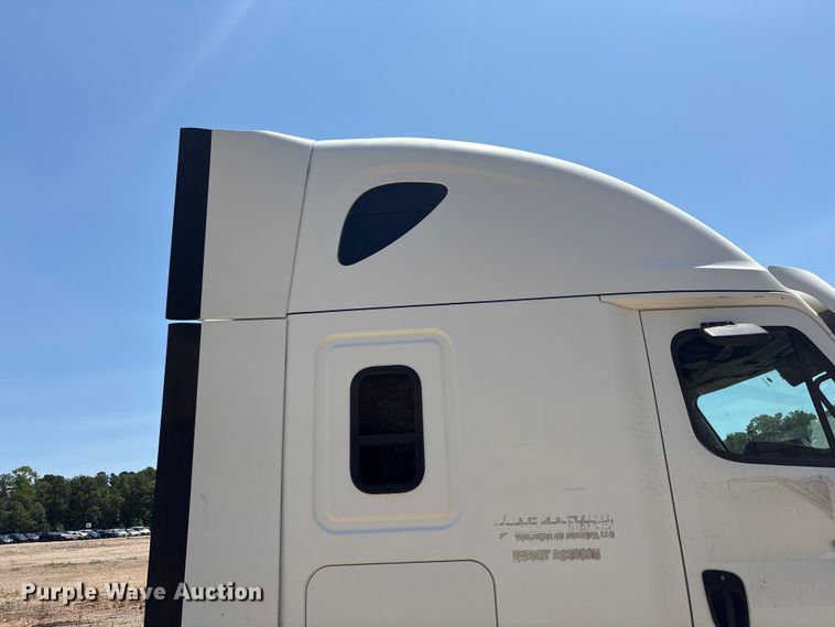 image for item YA4102 2019 Freightliner Cascadia 125 semi truck