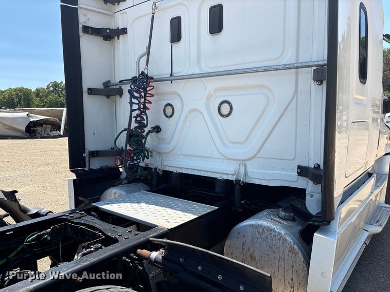image for item YA4102 2019 Freightliner Cascadia 125 semi truck