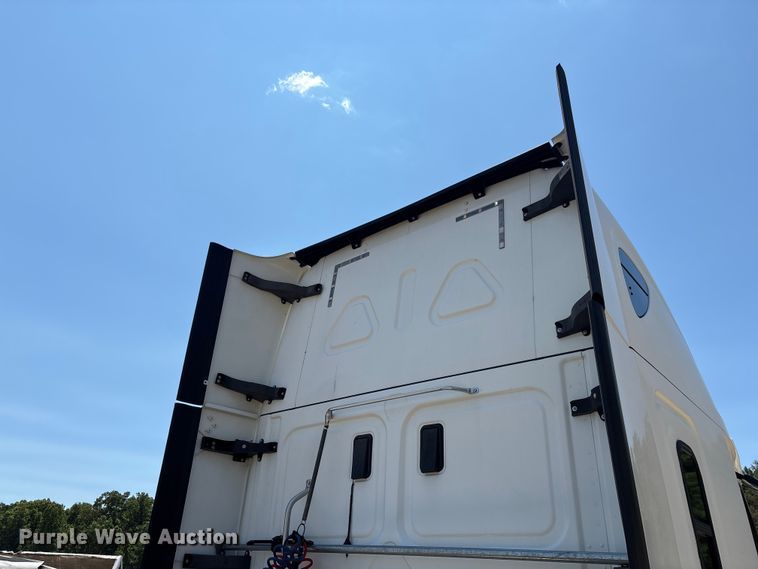 image for item YA4102 2019 Freightliner Cascadia 125 semi truck