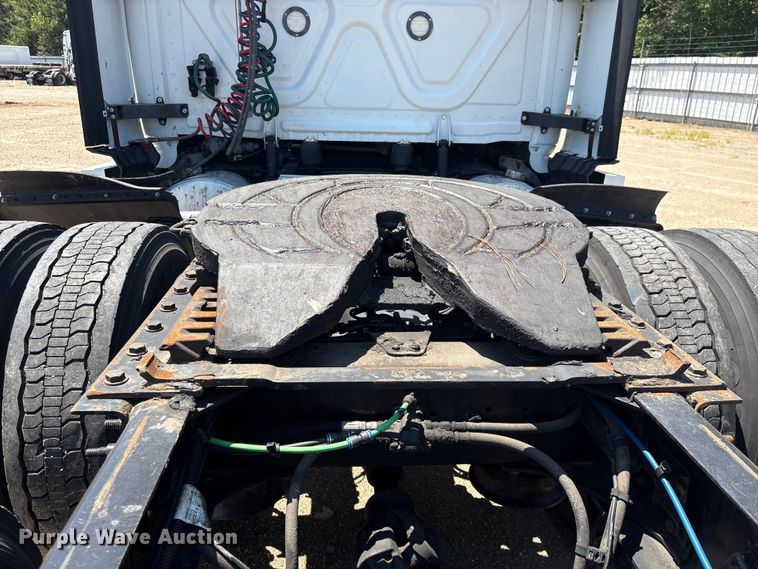 image for item YA4102 2019 Freightliner Cascadia 125 semi truck