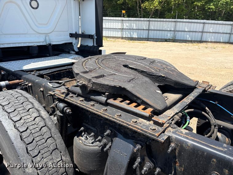 image for item YA4102 2019 Freightliner Cascadia 125 semi truck