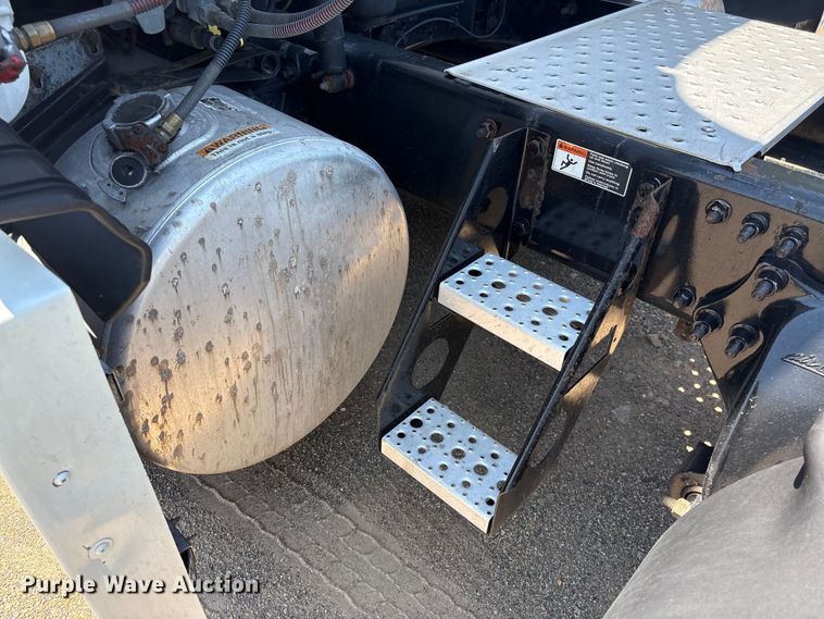 image for item YA4102 2019 Freightliner Cascadia 125 semi truck