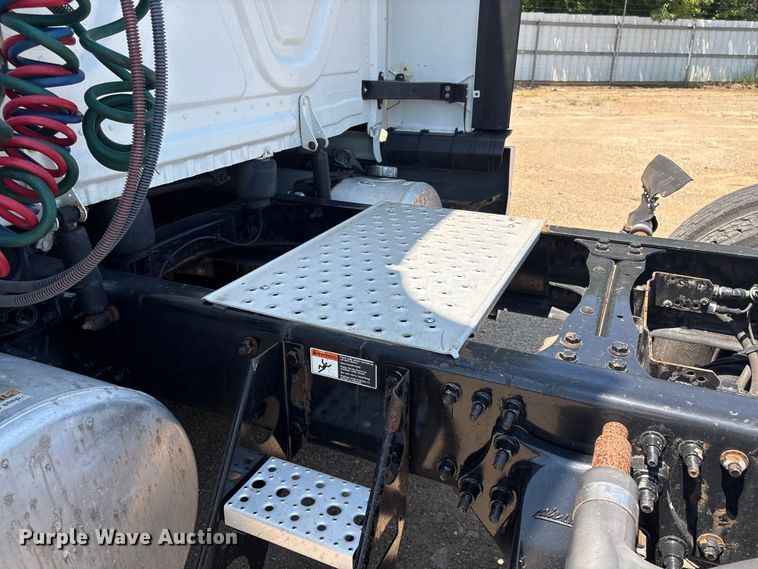 image for item YA4102 2019 Freightliner Cascadia 125 semi truck
