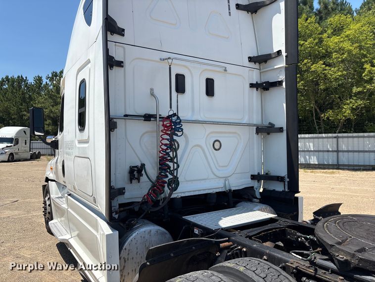 image for item YA4102 2019 Freightliner Cascadia 125 semi truck