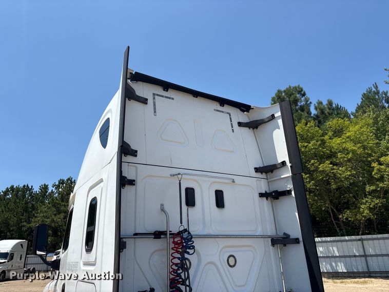 image for item YA4102 2019 Freightliner Cascadia 125 semi truck
