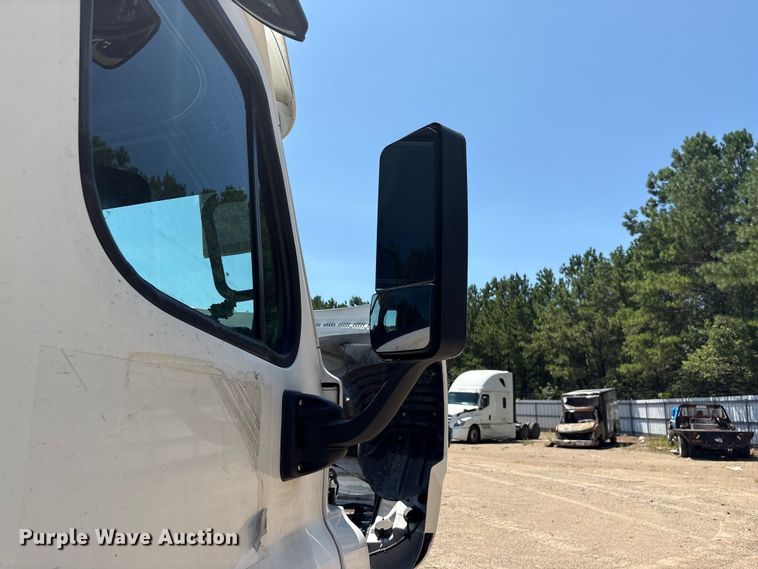 image for item YA4102 2019 Freightliner Cascadia 125 semi truck