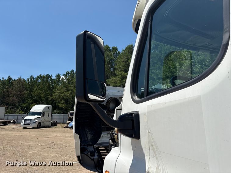 image for item YA4102 2019 Freightliner Cascadia 125 semi truck