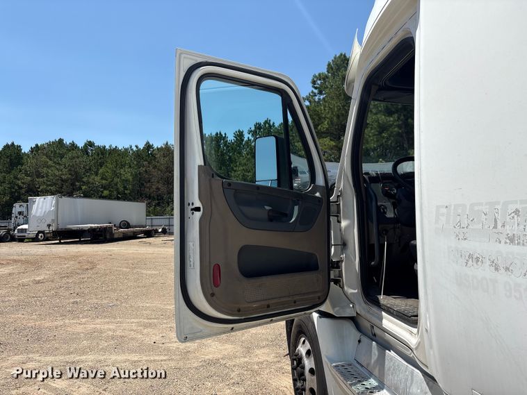 image for item YA4102 2019 Freightliner Cascadia 125 semi truck