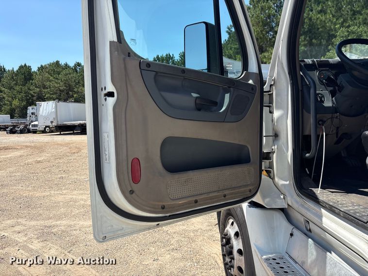 image for item YA4102 2019 Freightliner Cascadia 125 semi truck