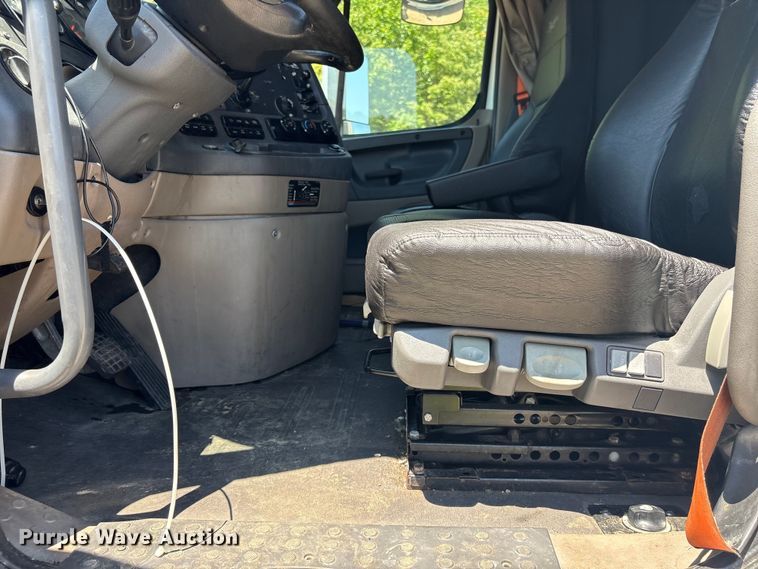image for item YA4102 2019 Freightliner Cascadia 125 semi truck