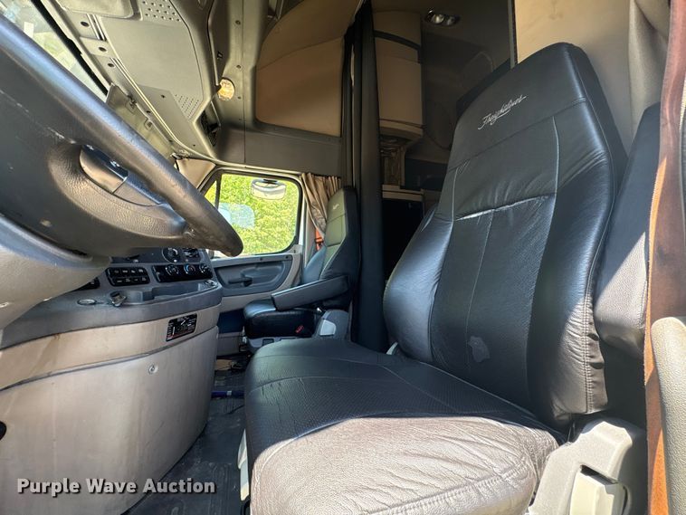 image for item YA4102 2019 Freightliner Cascadia 125 semi truck