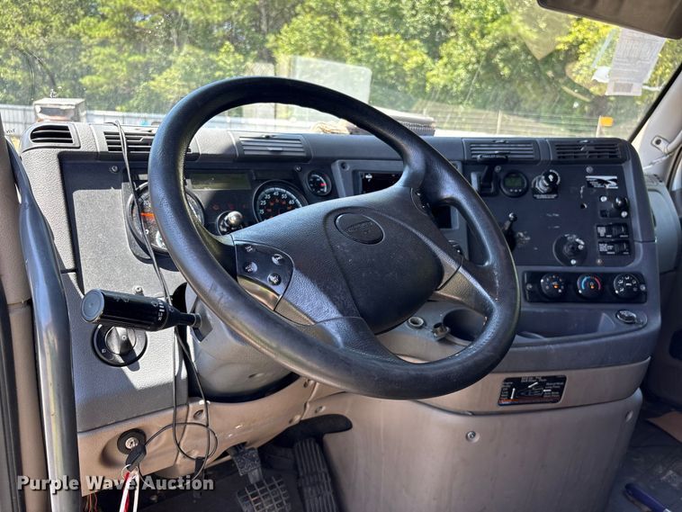 image for item YA4102 2019 Freightliner Cascadia 125 semi truck
