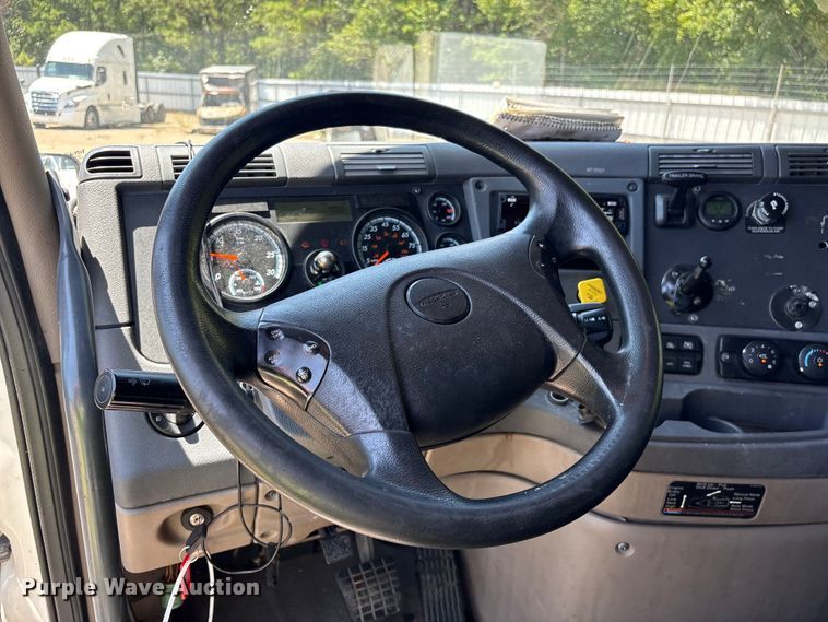 image for item YA4102 2019 Freightliner Cascadia 125 semi truck