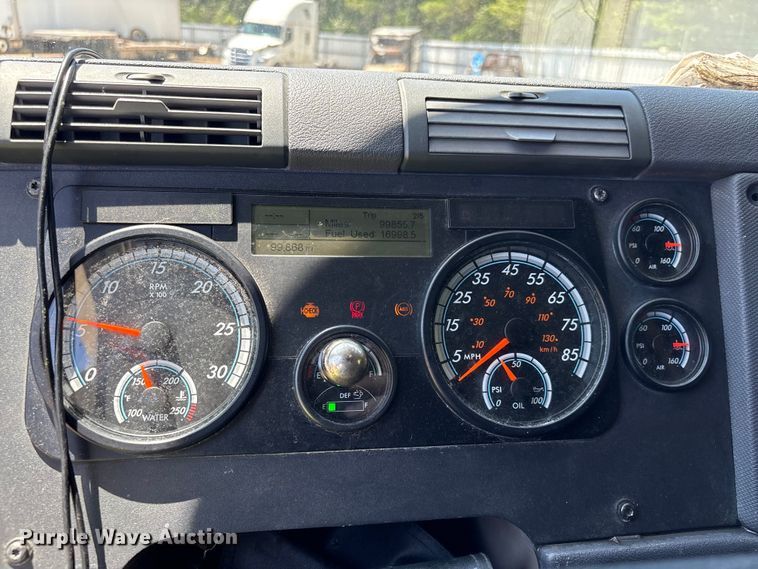image for item YA4102 2019 Freightliner Cascadia 125 semi truck
