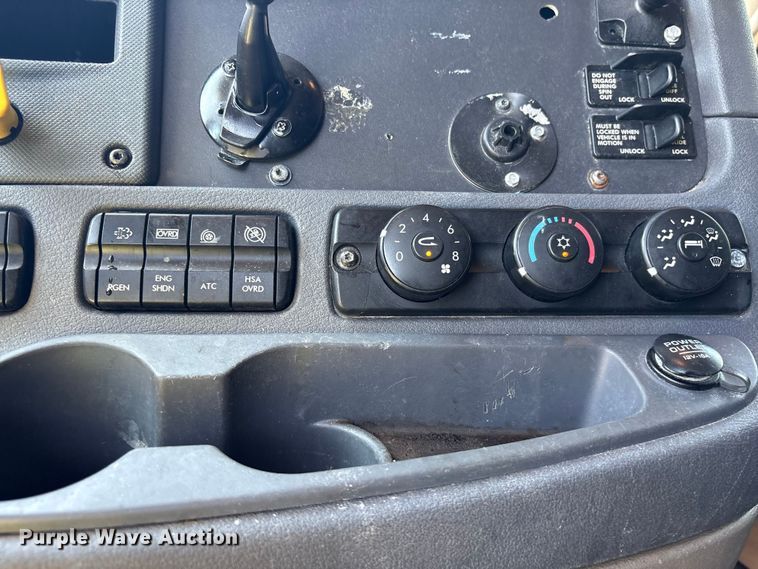 image for item YA4102 2019 Freightliner Cascadia 125 semi truck