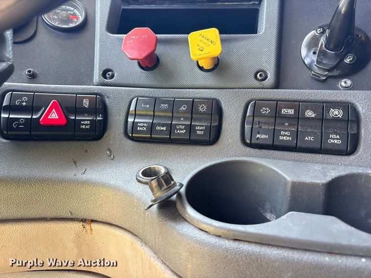 image for item YA4102 2019 Freightliner Cascadia 125 semi truck