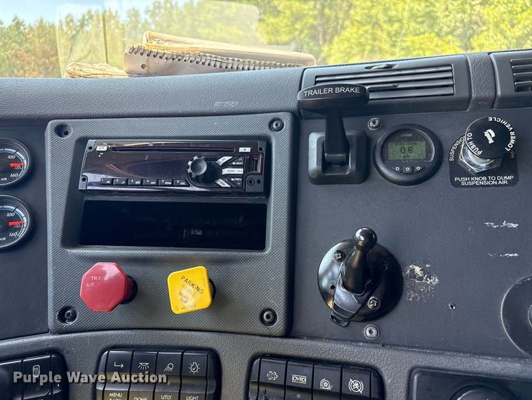 image for item YA4102 2019 Freightliner Cascadia 125 semi truck