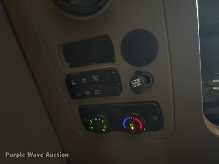 image for item YA4102 2019 Freightliner Cascadia 125 semi truck