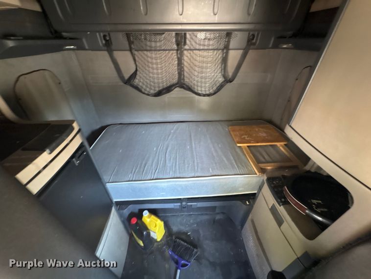 image for item YA4102 2019 Freightliner Cascadia 125 semi truck