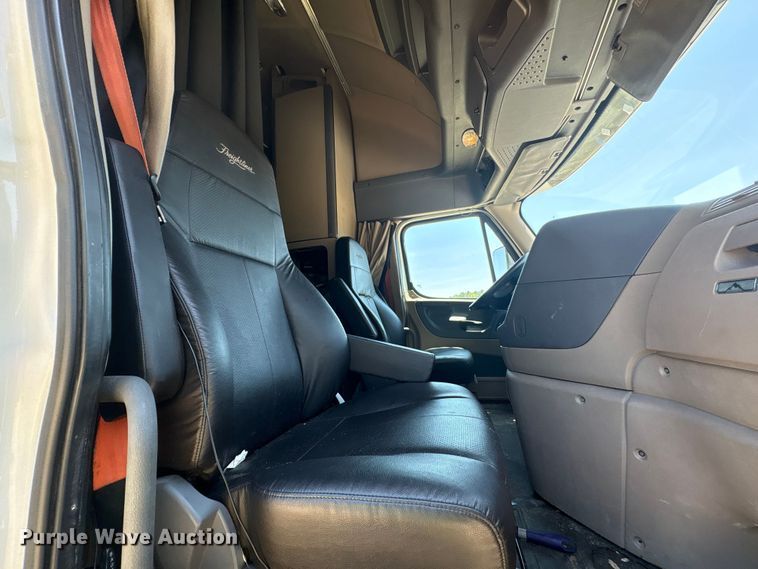 image for item YA4102 2019 Freightliner Cascadia 125 semi truck