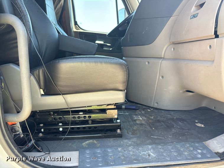 image for item YA4102 2019 Freightliner Cascadia 125 semi truck