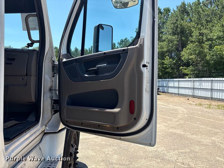 image for item YA4102 2019 Freightliner Cascadia 125 semi truck