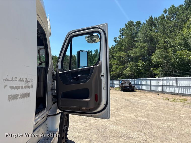 image for item YA4102 2019 Freightliner Cascadia 125 semi truck