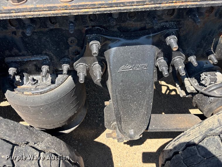 image for item YA4102 2019 Freightliner Cascadia 125 semi truck