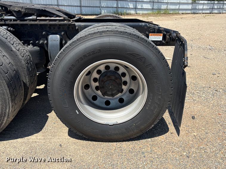 image for item YA4102 2019 Freightliner Cascadia 125 semi truck