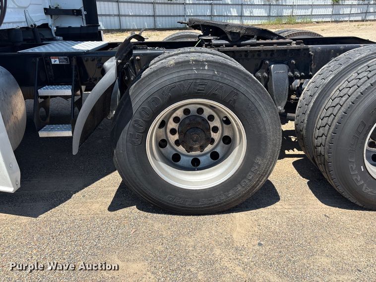 image for item YA4102 2019 Freightliner Cascadia 125 semi truck