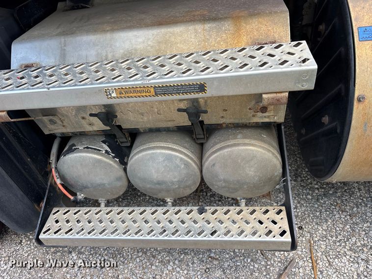 image for item YA4203 2016 Mack CXU613 semi truck