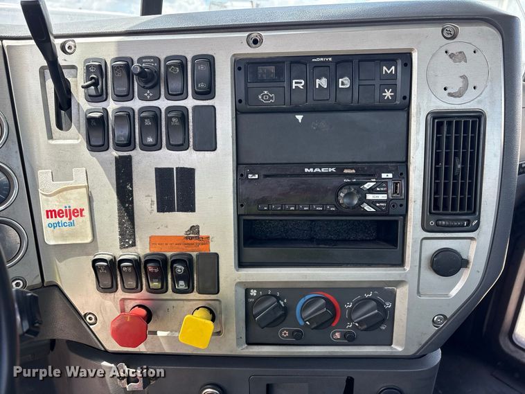 image for item YA4203 2016 Mack CXU613 semi truck