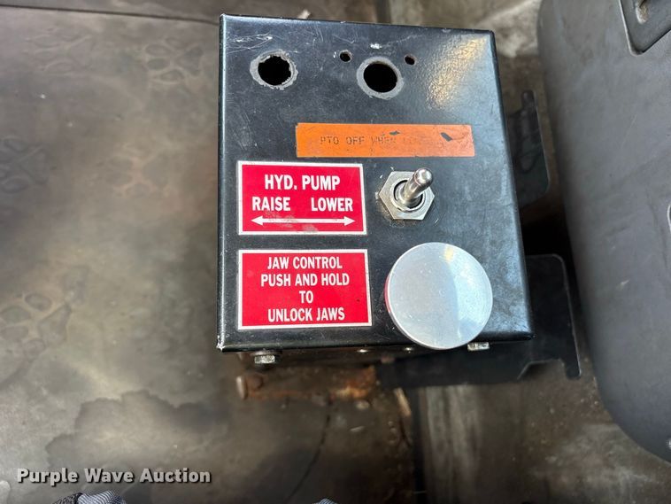 image for item YA4203 2016 Mack CXU613 semi truck