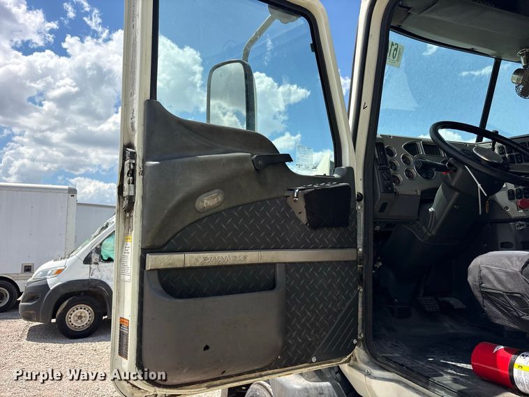 image for item YA4203 2016 Mack CXU613 semi truck
