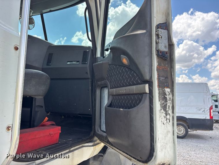 image for item YA4203 2016 Mack CXU613 semi truck