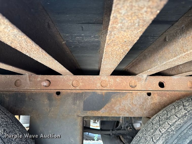 image for item YA4323 2004 Utility VS2DC dry van trailer