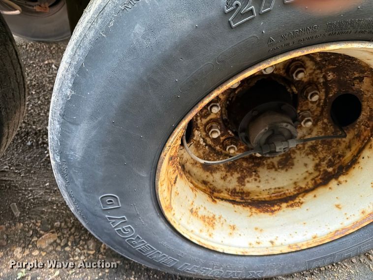 image for item YA4323 2004 Utility VS2DC dry van trailer