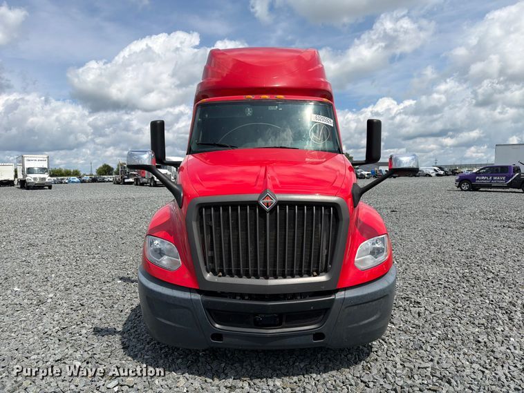 image for item YA4342 2020 International LT625 semi truck
