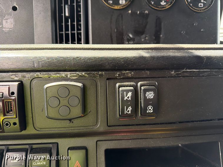 image for item YA4342 2020 International LT625 semi truck