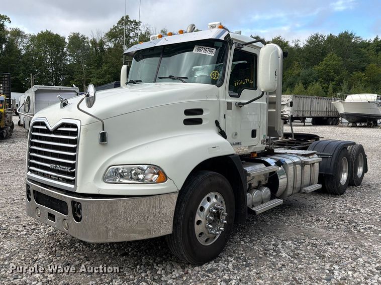 image for item YA4747 2017 Mack CXU613 semi truck