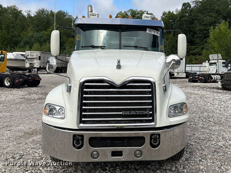 image for item YA4747 2017 Mack CXU613 semi truck