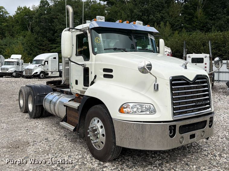 image for item YA4747 2017 Mack CXU613 semi truck