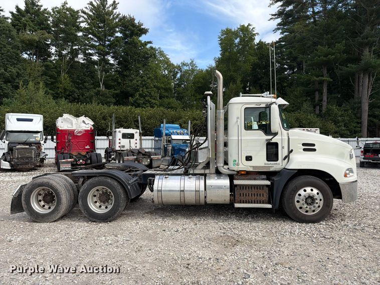 image for item YA4747 2017 Mack CXU613 semi truck